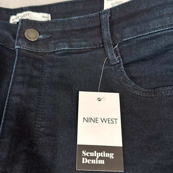 Dark wash sculpting jeans - Picture 2 of 3